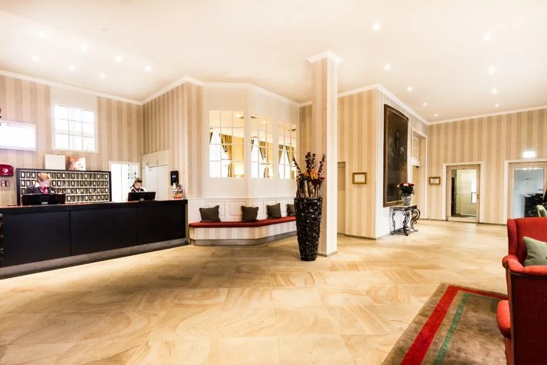 Auf dem Foto sehen Sie den Empfangsbereich des Hotel- und Sportschlosses Velen, in welchem wir als Malerbetrieb und Raumausstatter kreativ, gestalterisch und in handwerklicher Perfektion tätig werden durften