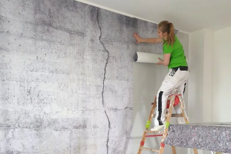 Auf dem Foto sehen Sie unsere Mitarbeiterin bei Malerarbeiten für einen unserer Kunden - Ihr Malerbetrieb aus Velen im Kreis Borken