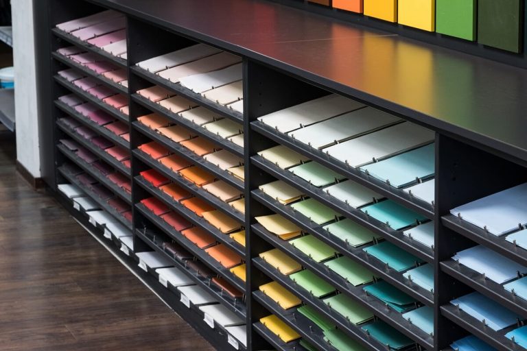 In unserem Fachgeschäft für Farben und Lacke in Velen zwischen Borken und Coesfeld können wir über 2000 Farben blitzschnell für Sie mischen - unsere Color Wall in unserer Ausstellung lädt Sie zu einem Streifzug durch die Welt der Wohnfarben ein