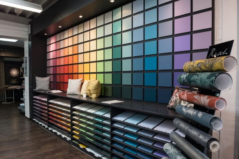 Unsere Color Wall, hier auf dem Bild zu sehen, zeigt Ihnen die grenzenlosen Möglichkeiten der Farbgestaltung - Rieken Kreativraum, Ihr Raumausstatter zwischen Coesfeld und Borken